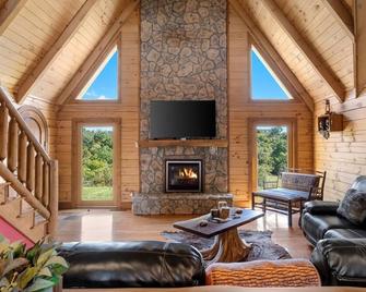 Pet + Family Friendly, 4 mins to Golf, on the Bourbon Trail, & close to the Ark! - Owenton - Sala de estar