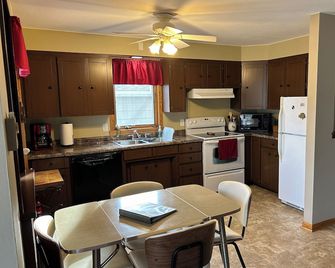 Prime Location!! Steps away from West Battle Lake Beach and Boat Access - Battle Lake - Kitchen