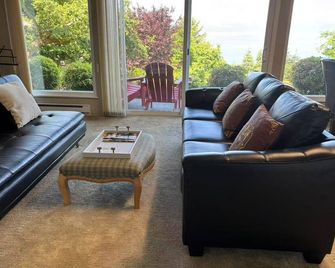 Oceanview Guesthouse - Nanoose Bay - Living room