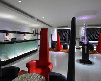 Nova Suites Pattaya - Pattaya - Front desk