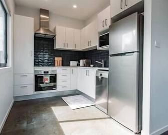 Stay by the lake! 2-bedroom granny flat - Booragul - Küche