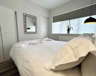 Stunning 1-bedroom annexe flat with own entrance near London - Epsom - Bedroom