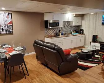 Entire Basement Apt.-3 mins Drive to Regent Avenue - Winnipeg - Restaurante
