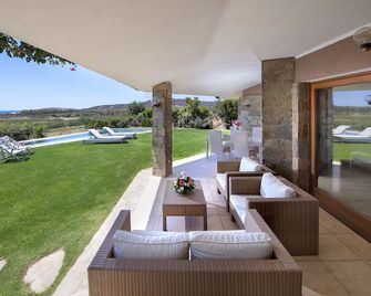 Villa In Chia. Infinity Private Pool & Garden, 500m From Seaside. Great Panorama - Domus de Maria - Binnenhof