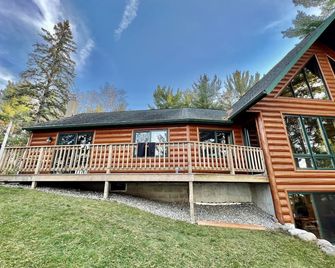 Sleeps up to 14. Stunning and spacious log cabin within 30 min of Brainerd. - Motley - Building