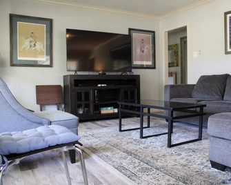 Perfect for a relaxing stay in a quiet and peaceful setting. - Монро - Вітальня