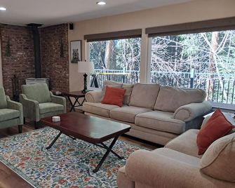 Pine View Paradise, comfy retreat w/stunning views, 10 mins. to Jenkinson Lake! - Camino - Sala de estar