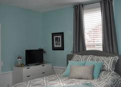 The True House Downtown Frankfort Bourbon Trail & Horse Country Vacation Rental - Frankfort - Bedroom