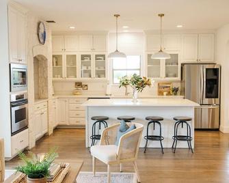 Sparrow Field Estate in Hondo, TX - Hondo - Kuchyň
