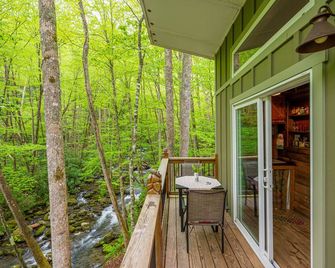The Owl's Perch - Backwoods glamping cabin over amazing creek - Robbinsville - Balkon