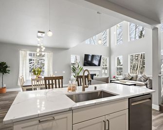 Ruby 1- Beautiful- Peaceful-4Beds 3 baths - Sleeps 12 - Anchorage