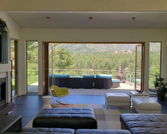 Impressive 4BR + Media Rm Larkspur Home w/ WiFi, athletic field & 360 Mnt Views - Larkspur - Living room