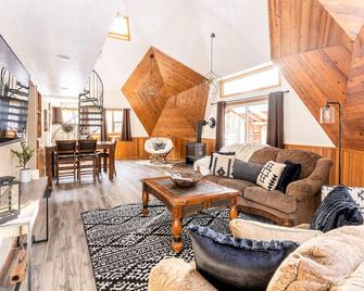 North Fork Retreat - Columbia Falls - Вітальня