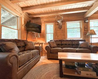 Moose River Escape-NEW for 2023 Whole house generator and FAST Starlink internet - Rockwood - Living room
