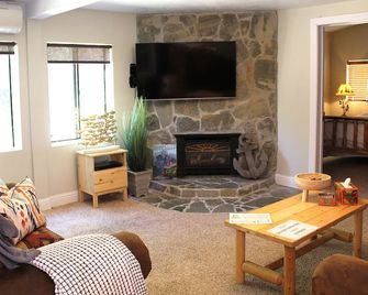 3 bedrooms house in tranquil Bass Lake with AC WiFi Enjoy relaxation - Bass Lake - Sala de estar