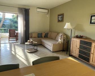 An island feeling: stylish & modern 62m2 apartment, Vouliagmeni, Athens Riviera - Vouliagmeni - Wohnzimmer