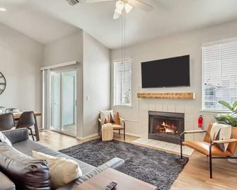 Quiet Apartment Central To Davis County - Clearfield - Living room