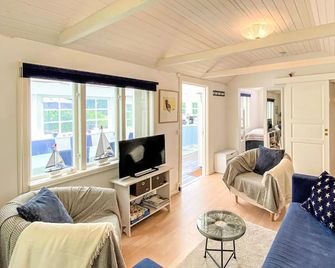 Nice Home in Aengelholm With Wifi - Ängelholm - Living room