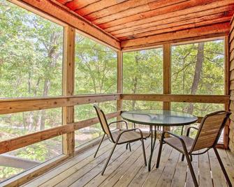 Bright Davis Escape with Screened-In Porch! - Davis - Restaurant