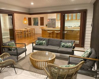 Beautiful family beach house with pool adjacent to the bay's beach beach - Torquay - Living room