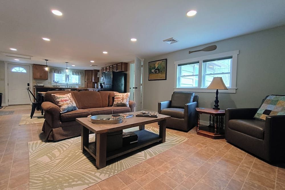 Creekside: Cozy 3-Bedroom Cabin on Loyalsock Creek – Fish, Hike, Kayak or Relax!