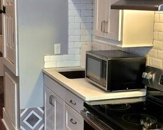Cozy 2-bedroom Downtown Jackson MS Apartment - Jackson - Kitchen