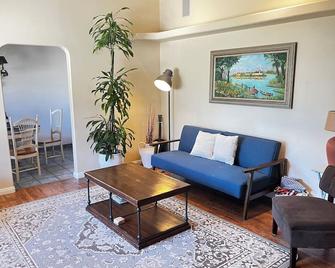Cozy Family Hideaway, sleeps 8, 4 tv's yard, shops - Simi Valley - Living room