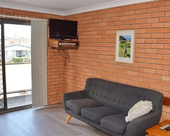 Cameo Court Unit 7 - Bring your own linen - South West Rocks - Wohnzimmer