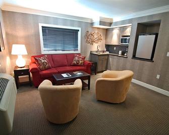 Billy Barker Casino Hotel - Quesnel - Living room