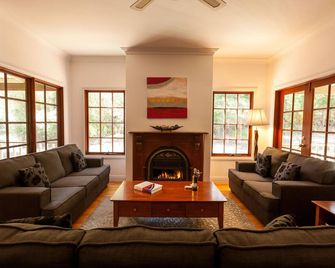 Large 4 Bedroom House with outdoor entertaining deck that offers a Spa and Pizza Oven - Rivière Margaret - Salon