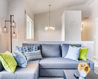 Modern A/C Home-close to Seattle,Boeing,Snohomish Weddings.Large yard w/ firepit - Edmonds - Living room