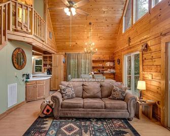 1 bedroom with a loft and hot tub cabin 45 minutes to Asheville - Marion - Salon