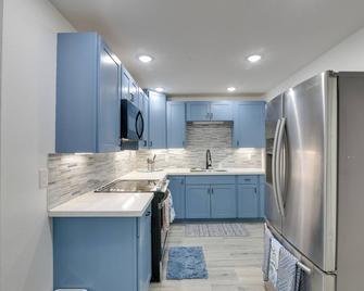 9 Mi to Crystal Beach: Pet-friendly Apt w/ Balcony - Crystal Beach - Küche