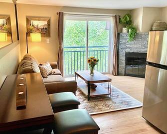 Updated Downtown Condo Walk Everywhere and Parking - Breckenridge - Living room