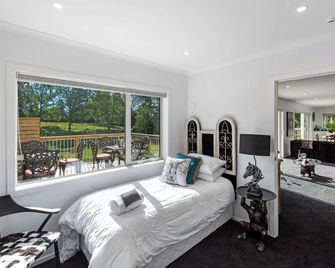 The Whitehouse - Lepperton Holiday Home - New Plymouth - Sypialnia