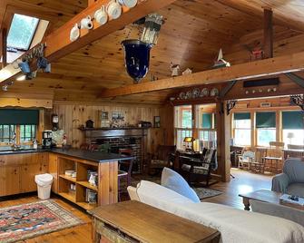 Wonderful Tranquil Cottage Just off Cape Cod - Lakeville - Living room