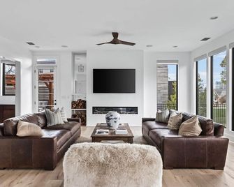 Luxury Home in Green Hills with Garage and Walk to the Park - 納什維爾(田納西州) - 客廳