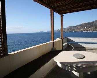 Penthouse -Breathtaking sea view-Just on the beach - Loutraki - Balkon