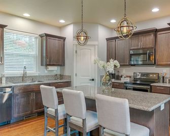 West Hills Getaway - prime location, amazing views - Salem - Kitchen