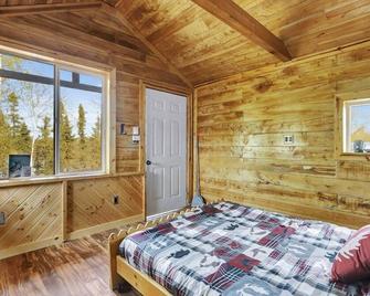 Twin Lakes Couples Dry Cabin - Wasilla - Bedroom