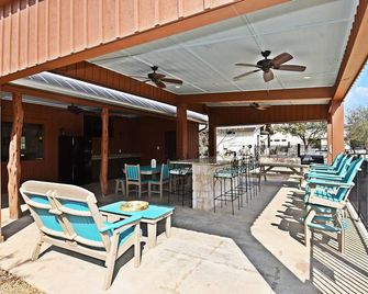 Cuatro Cantina Private Pool, Wi-Fi, @ Frio River Vacation Rentals - Sabinal - Patio
