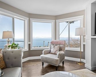 Oceanview Paradise in Great Location! - Nanaimo - Living room