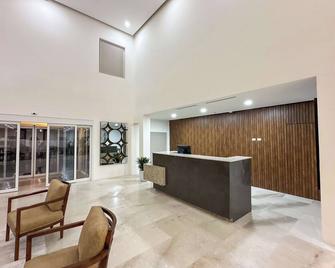Best Western Plus Sacramento - Chihuahua - Front desk