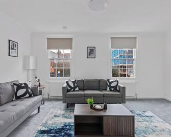 St Albans - 2 bedroom flat-free parking - St. Albans - Living room