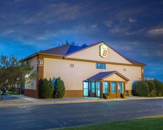 Super 8 by Wyndham Fairmont - Fairmont - Edificio