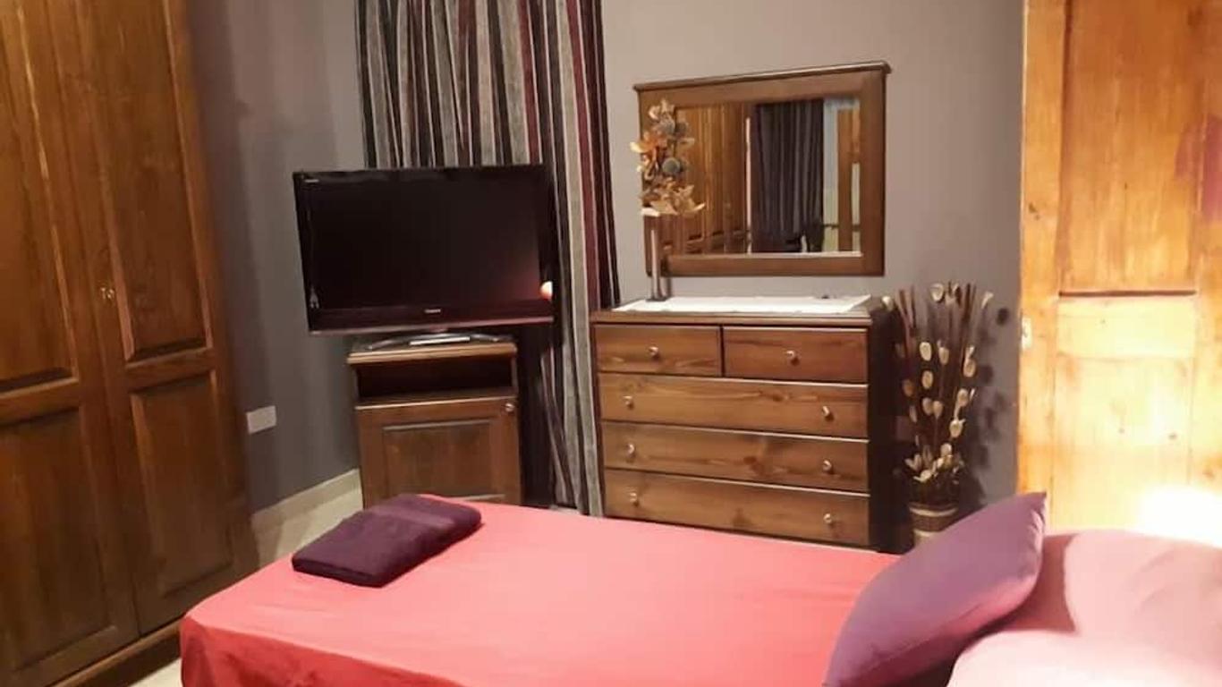 Nocturne Family House