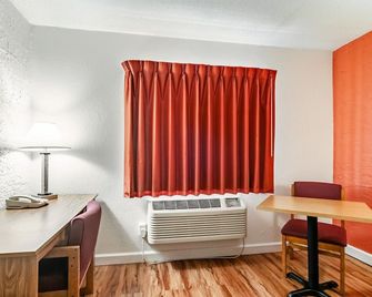 Motel 6 Naperville Il - Naperville - Bedroom
