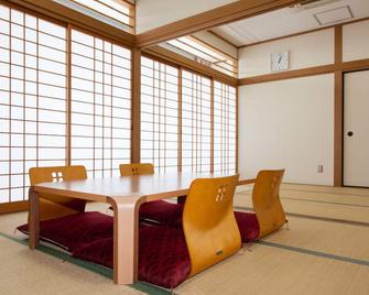 Shin-Osaka Youth Hostel - Osaka - Dining room