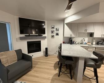 Upgraded studio with deck & fireplace - near Yosemite Valley & Badger Pass - Yosemite West - Cocina