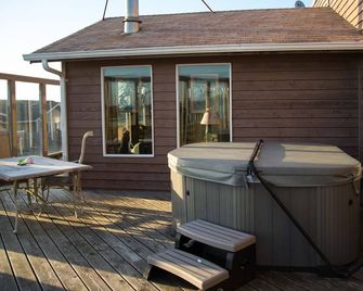 Moonstruck Mermaid Fenced Yard Pet Friendly Ocean View Hot Tub Wifi Cable - Waldport - Balcón